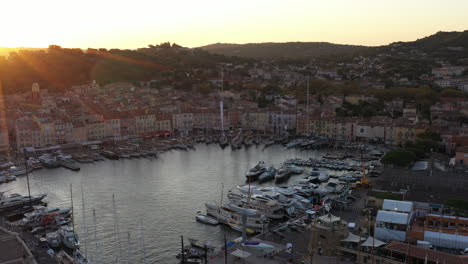 Hafen-Voiles-De-Saint-Tropez-Regatta-Sonnenaufgang-Luxusreiseziel-Frankreich